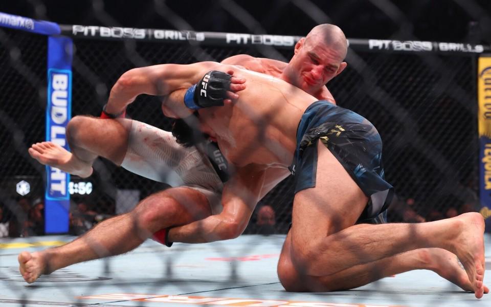 送车臣狼王生涯首败！UFC328中量级冠军战：斯特里克兰爆冷夺冠